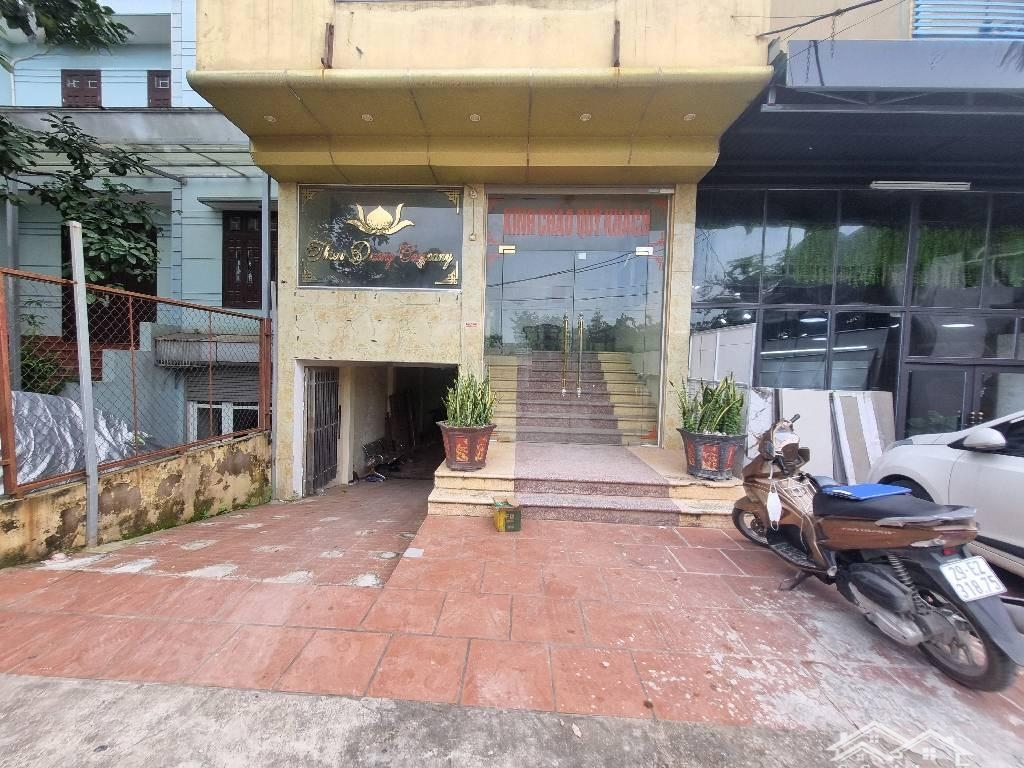 Mặt Phố An Dương Vương, 7 Tầng Thang Máy Có Hầm để Xedòng Tiền Như Nước Sông Hồng Dâng