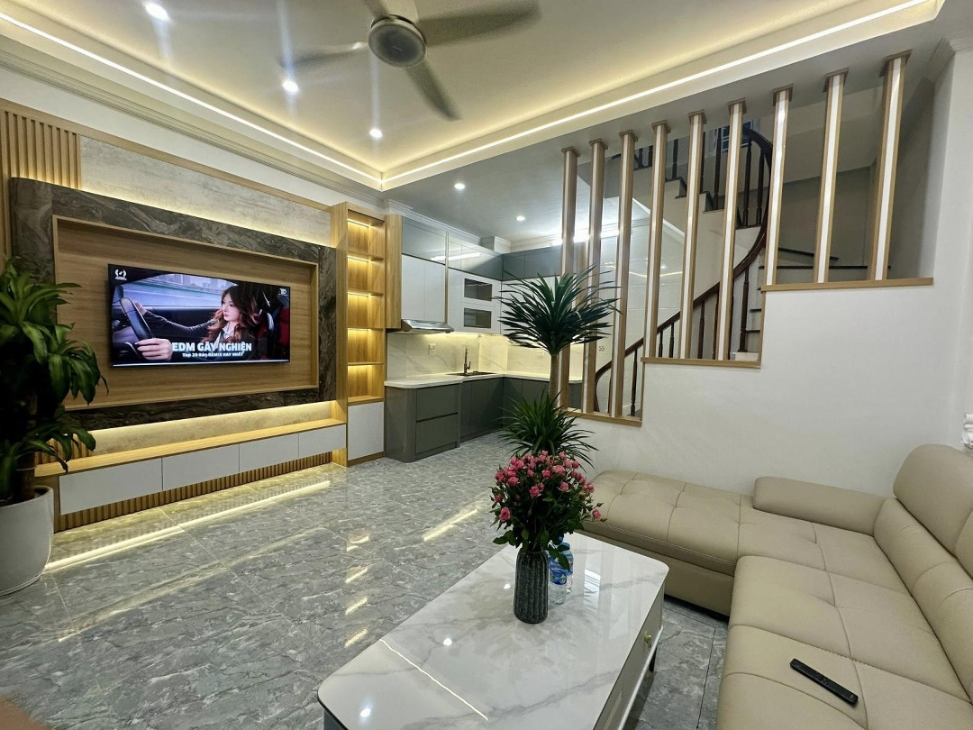Nhà đẹp Hoàng Quốc Việt, 10m ô Tô đỗ, Trước Nhà Ba Gác Tránh, Gần Phố, Ngõ Thông Tứ Phía, 38m2*5t