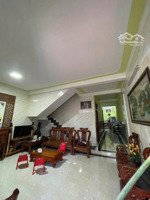 nhà từ dân xây kiên cố kiệt an ninh. cách đường nguyễn hoàng 200m.