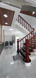 NHÀ 1 TRỆT 1 LẦU MỚI CÓ SÂN ĐẬU Ô TÔ GIÁP RANH PHƯỜNG 4 VĨNH LONG