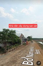 kẹt tiền bán gấp lô đất 157m2 full thổ cư. giá chỉ 300tr. gần trường, gần chợ. dân cư đông đúc