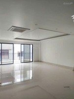 mp ngô gia tự - cho thuê văn phòng 186m2 - hầm, thang máy, pccc - 20tr