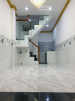 tôi bán nhà 37 m2 sd, 1 trệt 1 lầu đúc, 2 pn, 2 wc. tuyệt đẹp, quận 7. giá: 1,2 tỷ