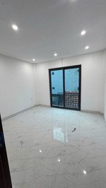 bán nhà tôi trực tiếp xây gần 50m 4 tầng 5,6 tỷ có thương lượng . vài bước ra ngõ thông ô tô .