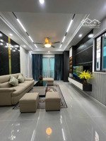 ô tô vào nhà, sân lại rộng cực kỳ hữu dụng cho gia đình có xe.