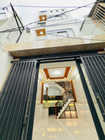 nhà xây mới 2 lầu sân thượng khu dân trí cao