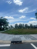 lô góc xây biệt thự 258m2. giá 29tr / m2. ngay thị trấn bến lức. sổ riêng. lh: oanh.