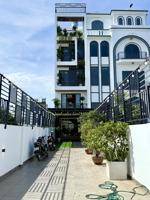 nhà đường thông, sát bên trường cấp 2, dt: 4x45m, lửng, 3lầu sân đậu 5 xe hơi 4pn, 5vs, sân thượng