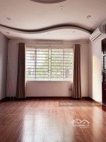 nhà tôi đang cần tiền bán gấp nhà tập thể tầng 3, ở kim liên, sổ 50m, sd 75m, căn góc có ban công