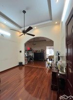 mặt sàn tầng 2, 60m2, có ban công. lối ra vào sạch sẽ, nằm trong căn homestay cho khách du lịch