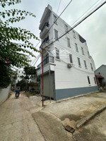 nhà độc lập 4tx43m2(5 ngủ)cổng phượng đồng đi vào 3 mặt thoáng gần đại học tdthể thao giá 3,8 tỷ