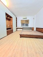 chủ nhà cần bán gấp , dt 40m2, 6 tầng , mt 5m . ô chờ thang máy .