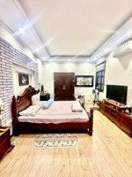 siêu phẩm dân xây giáp bát 35m2 5 tầng. vị trí siêu đẹp. mặt ngõ thông 10m ra ô tô tránh