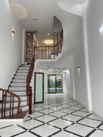 chính chủ gửi bán. nhà 50m2 có gác lửng đẹp như hình. nhà full nội thất