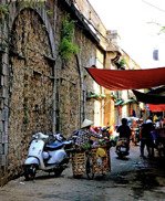 mặt phố gầm cầu - vị trí sát chợ đồng xuân - kinh doanh đông đúc sầm uất ngày đêm. cho thuê cao