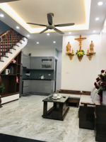 mình chính chủ cần bán nhà dân xây kiên cố 4 tầng, mặt ngõ thông, cách trục đường rộng 8m đúng 5m