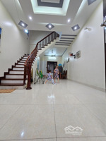 oto tránh trước nhà, nhà dân xây còn mới đẹp, chắc chắn. đất ở đô thị. 55m*5 tầng, 5 ngủ, giá đt.