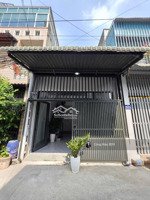 nhà trệt lửng gần bv dĩ an. dt: 45.5m2 (4.23x 11m). gồm: 2pn- 2wc. đường 5m. giá: 2.75 tỷ