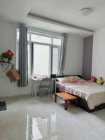 phòng cửa sổ to thoáng full nội thất ngay cạnh trường quốc tế an ninh yên tĩnh