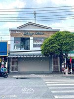 bán gấp nhà 1 lầu 8x20m. nằm ngay chợ hưng long. đang cho thuê 28 triệu/tháng
