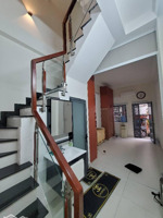 nhà mới 2 tầng- 2 mặt hẻm thông tứ tung giáp q1 - sổ nở hậu hoàn công đầy đủ- nhỉnh 6 tỷ