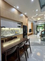 bán nhà 3 tầng 3pn khép kín full nội thất mặt phố hòa cường hải châu, có gara oto chỉ 10,x tỷ