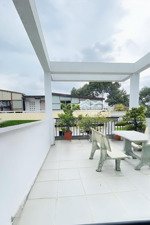 xe tải thông nhà 5 tầng - 1 căn ra mặt tiền.