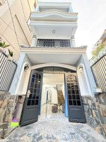 nhà mới 63m2 - 3 tầng - có sân để xe - gần chợ bà chiểu - lê quang định - vài bước ra mặt tiền