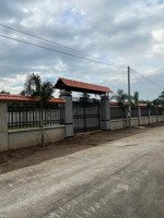 đất đẹp 2 mặt tiền, đường thông, kdc đông đúc có hàng rào xung quanh cao 3m, tiện làm nhà vừơn