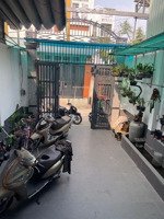 nhà đẹp ở ngay kết cấu 3 tầng dt 104m 4,5 x 23 vuông chuẩn ,oto vào nhà đường quốc lộ 13 thủ đức