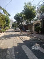 mặt tiền đường số 11 phước bình, ngay cđ công thương, sổ nở hậu tài lộc, bán đất tặng nhà c4.