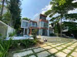 bán biệt thự flamingo đại lải resort 305m2 mặt hồ 6 ngủ, nội thất mới. ví trị trung tâm sổ lâu dài.