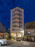 bán khách sạn 3 sao -8 tầng-60pn - trung tâm cách hồ xuân hương 50m - cách chợ 100m giá : 180 tỷ