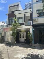 Bán nhà hẻm oto Nguyễn Thiện Thuật, phố Tây phường Nha Trang giá 8.7 tỷ • DT 48m2. Ngang 3.2m • Nhà 2 tầng . Có 2PN, 2WC. Hiện đang cho thuê 15tr/tháng. Thu nhập ổn định. • Nhà hẻm oto quay đầu thoải mái.