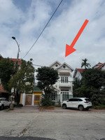 cần bán căn biệt thự sân vườn đường lớn hướng nam, sát khu tắm khoáng nóng onsen lh: 