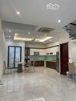 gấp, nhà đẹp ngay chợ thái hà, 38m - 5 tầng, thông sàn, chào bán 11.5 tỷ