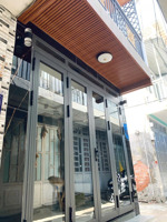 tôi bán nhà 46 m2 sd, 1 trệt. 1 lầu, 2 pn, 2 wc, tuyệt đẹp, sát hẻm xe hơi, quận 7, giá: 1,86 tỷ