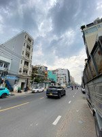 mt lớn xây building, đường tân cảng. 8.2 x 18.2m. cn 150m2. cấp 4. hđt: 136tr. giá 36.5tỷ.