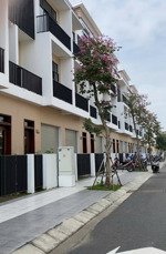 bán gấp chdv sổ hồng riêng có 8 phòng đối diện fpt phố đi bộ giá 5ty1, khu đại đô thị t&t long hậu