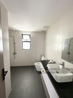 cần bán nhà góc hà quang 2 nhà 4,5 tầng thiết kế đẹp, hiện đại, có thang máy