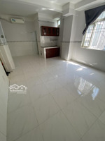 phòng rộng, tầng 1, 2 cửa xổ, có phòng gần pvh, q3