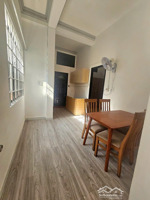 căn hộ 1 phòng ngủ full nội thất cửa sổ lớn tòa nhà thang máy