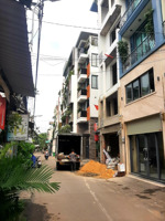 hẻm 8m quá đẹp xe hơi, xe tải ra vào thoải mái nhà 1 trệt 2 lầu cũ, sàn & khung còn cứng cáp