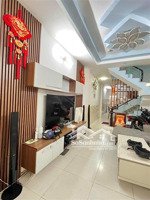 khách còn phải shock với căn nhà 3 tầng, 3 phòng ngủ đường 79 tân quy quận 7 này