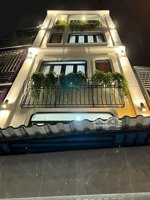 bán gấp nhà hoàng diệu 2. gần đh ngân hàng. nhà 1 trệt, 2 lầu. shr. lh 