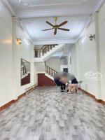 đường bến ngự - nhà 3 tầng - 4 ngủ - đường 16m vỉa hè 6m - ở hay kinh doanh cũng thuận lợi -