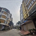 bán nhà vạn phúc- hà đông.
diện tích: 77m- mt 5.5m- 7 tầng thang máy- thông sàn
vị trí làm văn phòn