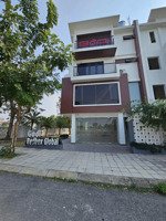 bán biệt thự 3 mặt tiền có 1 ko 2 diện tích nhà + sân vườn lên đến 250m. mặt đường nguyễn viết xuân