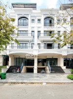 nóng cho thuê nguyên căn giá thuê $60tr/tháng nhà phố hàng siêu hiếm hoàn thiện. (dt nhà 9x20m)