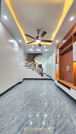 chính chủ rất cần bán nhà mới kim giang, cầu tó. 40m, 3 phòng ngủ. nhiều tiện ích. đủ nội thất.